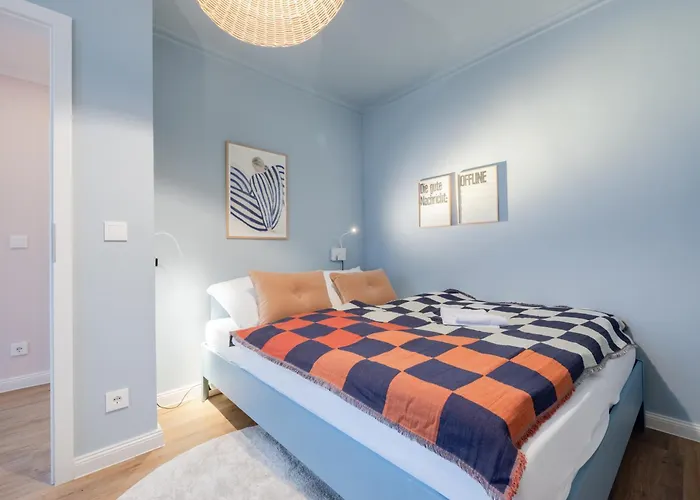 Eggham Apartment *